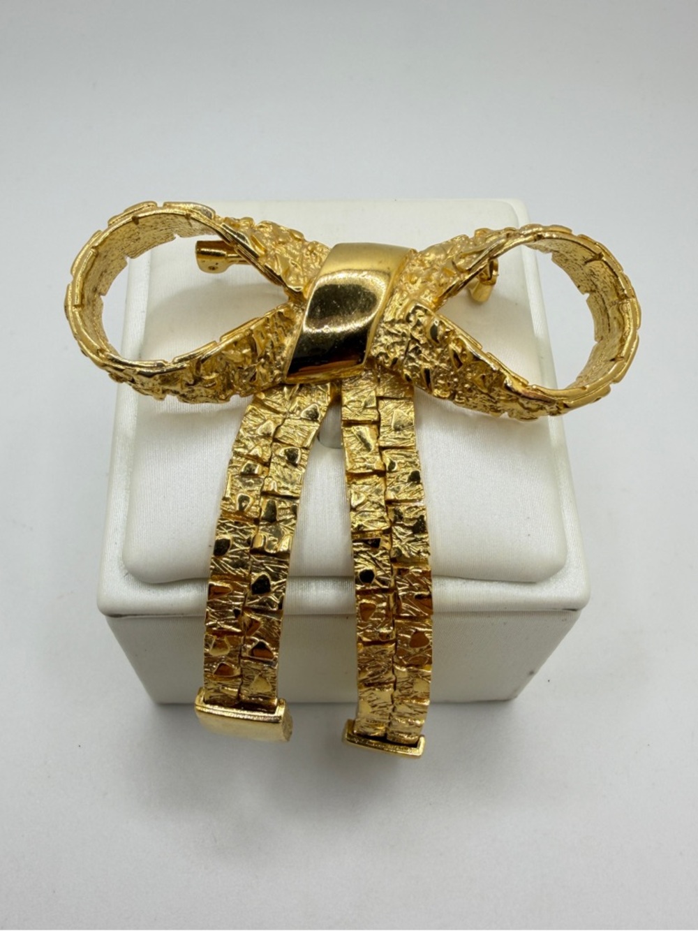 Large Gold‎ tone Vintage Bow Pin/Brooch w/ textured "ribbon"!
